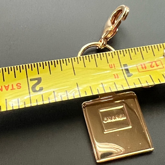 CHANEL Authentic 2023 NOVELTY HOLIDAY
No*5 PERFUME BOTTLE & CHANEL CHARM - Picture 16 of 17